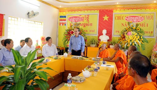 Глава ОФВ Нгуен Тхиен Нян поздравил кхмеров с Традиционным новым годом - ảnh 1